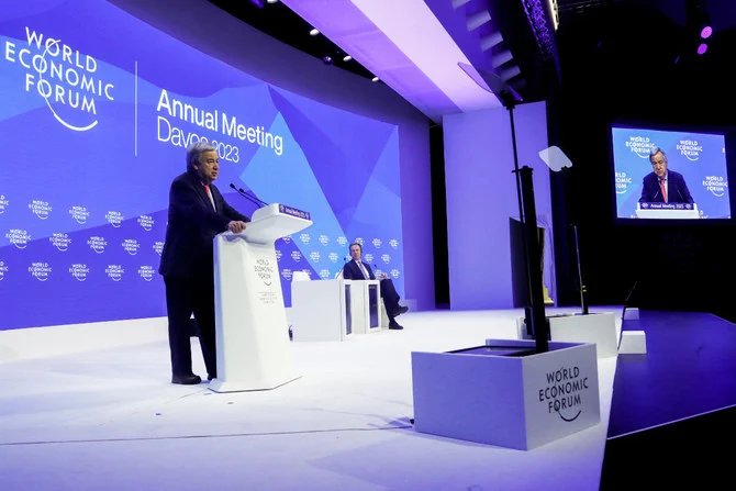 スイスのダボスで開催された世界経済フォーラム (WEF) で演説するアントニオ・グテーレス国連事務総長。2023年1月18日。(ロイター通信)　