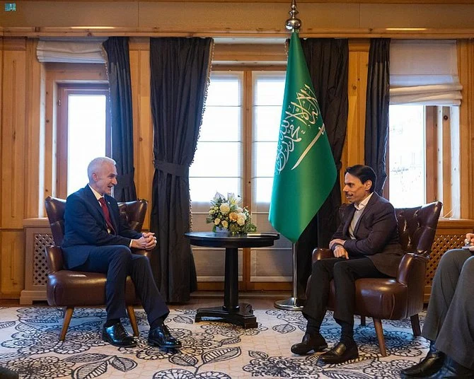 サウジアラビアの外相を務めるファイサル・ビン・ファルハーン王子が、国際刑事警察機構（インターポール）の事務局長を務めるユルゲン・ストック大将を迎えている。（SPA）