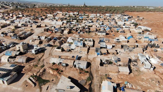 反体制派が支配しているシリア北部イドリブにある国内避難民向けキャンプの全景。(2022年9月25日撮影)(ロイター)