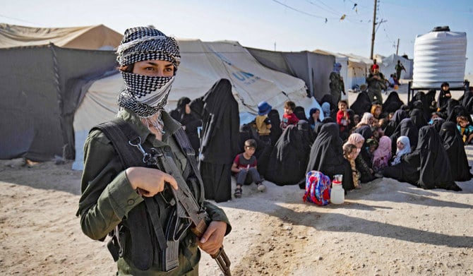 シリア北東部のハサカ県にあるダーイシュ戦闘員とのつながりを疑われる者の親族らを収容するクルド人運営のアルホル・キャンプで、アサイーシュとシリア民主軍の特殊部隊が治安作戦を行う様子。（AFPファイル写真）