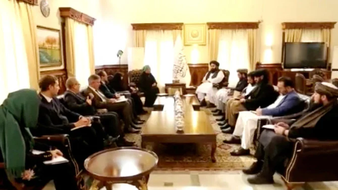 アフガニスタンのカブールで、国連代表団と会談するタリバンのマウルヴィ・アミール・カーン・ムタキ外相代行（2023年1月18日公開の動画よりスクリーンショット）。(ロイター)