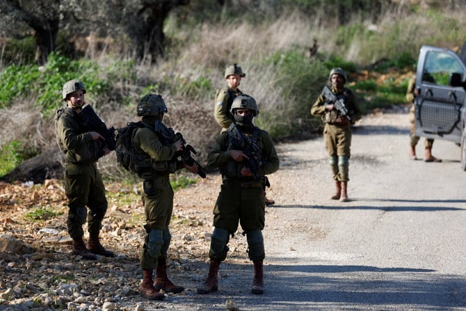 イスラエルが占領している西岸地区のラマッラー付近で刺殺未遂が起き、警備に当たるイスラエル兵。（ロイター）