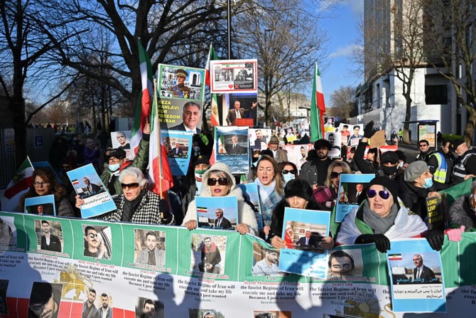 2023年1月21日、ロンドン中心部で、イランの厄介なイスラム革命防衛隊の追放を求めて行進する抗議デモ参加者たち。（AFP）