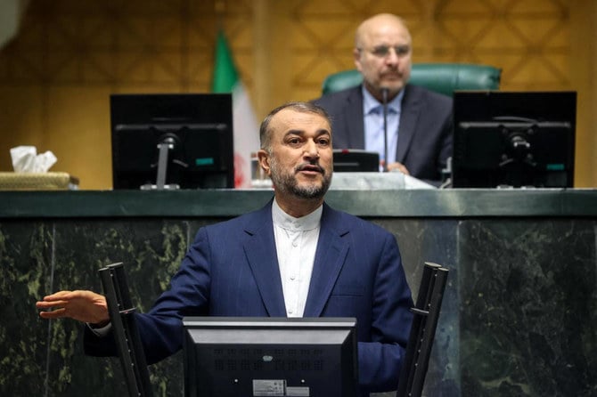 首都テヘランで国会演説を行う、イランのホセイン・アミラブドラヒアン外相。（AFP）