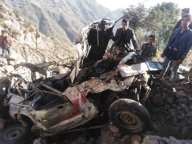 イエメンのザマール県で児童34人を乗せたまま崖から転落して大破したトヨタランドクルーザー。この事故で11人が死亡、23人が負傷した。（写真：フェイスブック）