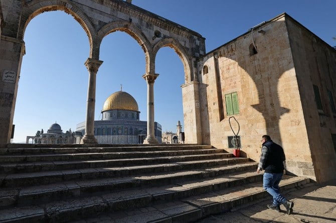 エルサレム旧市街のアル・アクサモスク敷地内にある「岩のドーム」モスクに向かって歩くパレスチナの男性。(ファイル/AFP)