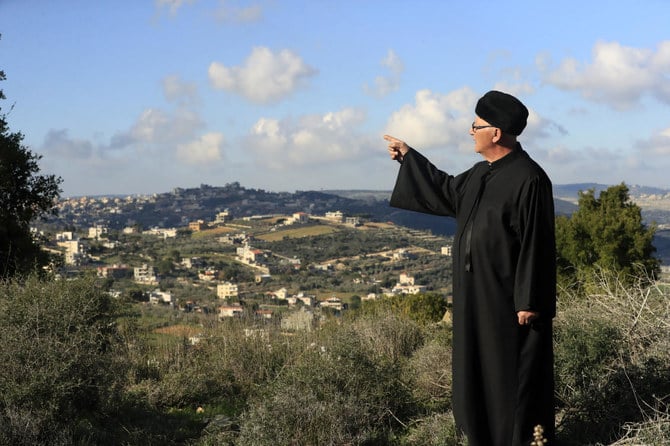 レバノンとイスラエルの国境沿いにある故郷Rmaychを見下ろす丘に立つナジブ・アル・アミール氏。（AP）
