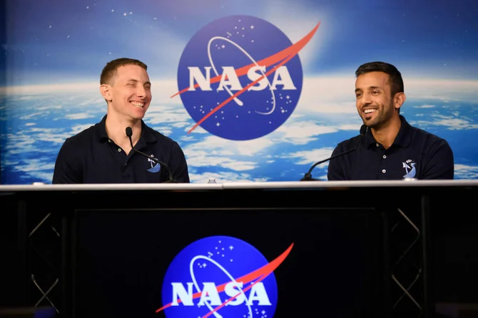 2023年1月25日、テキサス州ヒューストンにあるNASAのジョンソン宇宙センターで、記者会見に臨むアラブ首長国連邦のスルタン・アル・ネヤディ宇宙飛行士（右）と米国のウォーレン・「ウッディ」・ホバーグ宇宙飛行士。(AFP)