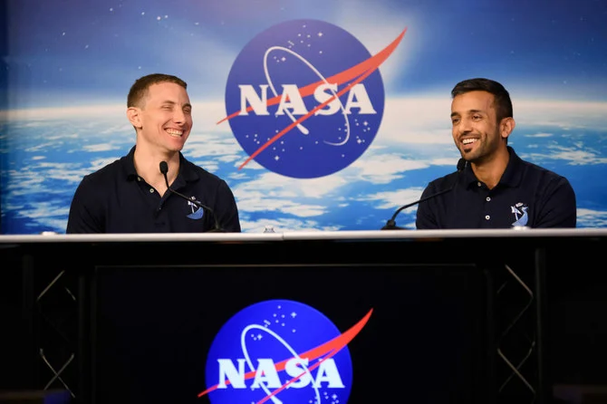 2023年1月25日、テキサス州ヒューストンにあるNASAのジョンソン宇宙センターで、記者会見に臨むアラブ首長国連邦のスルタン・アル・ネヤディ宇宙飛行士(右)と米国のウォーレン・「ウッディ」・ホバーグ宇宙飛行士。(AFP)