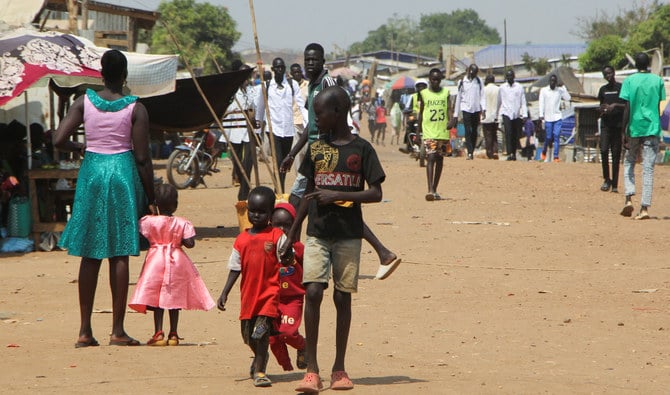 2023年1月23日、南スーダンのジュバ郊外にある国連南スーダン共和国ミッション（UNMISS）構内の文民の保護（PoC）サイト3を歩く国内避難民。（ロイター）