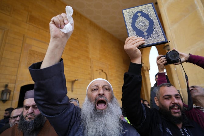 2023年1月27日、ベイルートのモハメド・アル・アミン・モスクの外で、金曜日の祈りの後、最近のヨーロッパ諸国の極右活動家によるイスラム教の聖典の冒涜を非難するために、スローガンを叫び、コーランを掲げる抗議者たち。(AP)