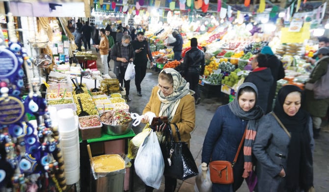 テヘラン北部のタジリシュ・バザールで買い物する人々。イランでは昨年9月16日の22歳のクルド系女性マフサ・アミニ氏の死以来、抗議デモが続いている。（AFP）