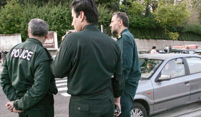 テヘランで警備に当たるイランの警察官（AFPファイル写真）