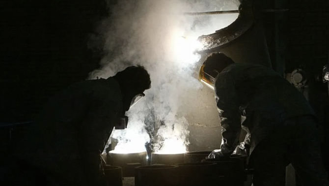 イラン中心部のイスファハン核施設でジルコニウムの製造を手伝う2人の技術者。（AFP/ファイル写真）