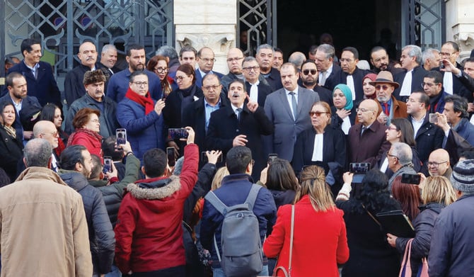 チュニスの裁判所前で演説するチュニジアの著名な活動家、アヤチ・ハマミ氏。2023年1月10日（ロイター）