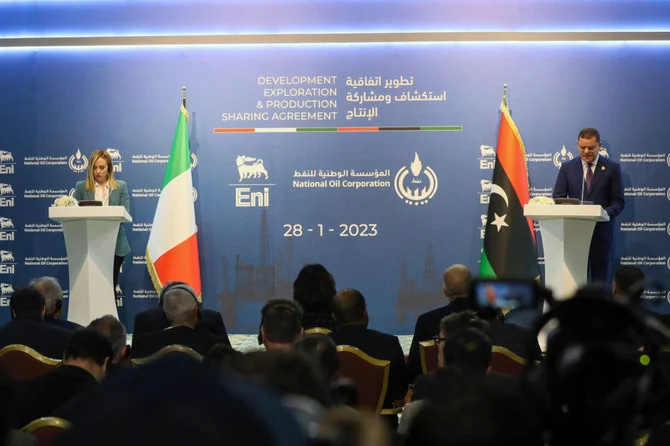 共同記者会見に臨むイタリアのジョルジャ・メローニ首相とリビア拠点の国民統一政府のアブデル・ハミド・ドベイバ首相=2023年1月28日、リビア・トリポリ(AFP)