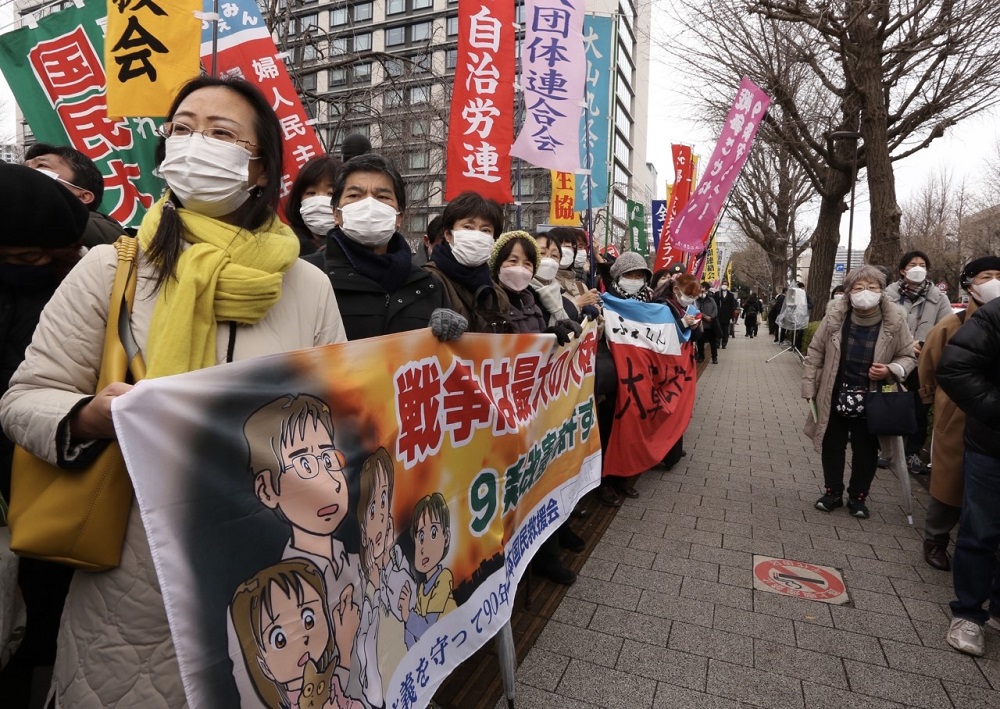 通常国会が召集された月曜日、論議を呼んでいる防衛法案の提出にに抗議するデモが議事堂周辺で数回行われた。(ANJ)