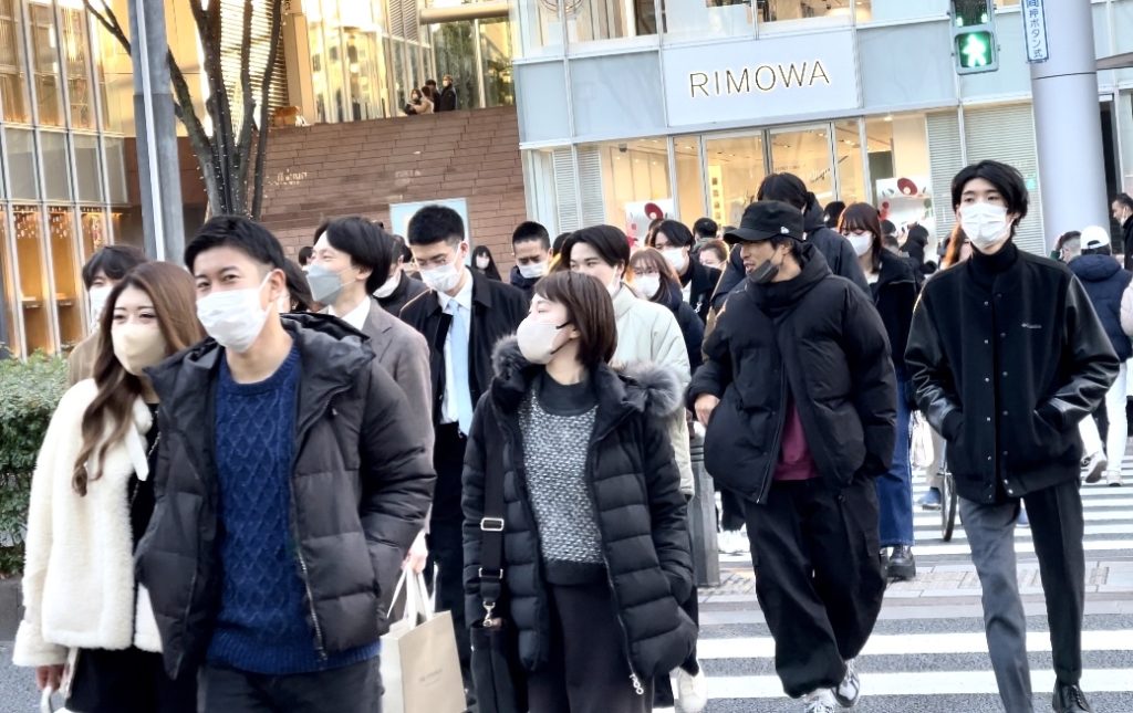 東京の表参道地区のほぼすべての歩行者がマスクを着用している. (ANJ)
