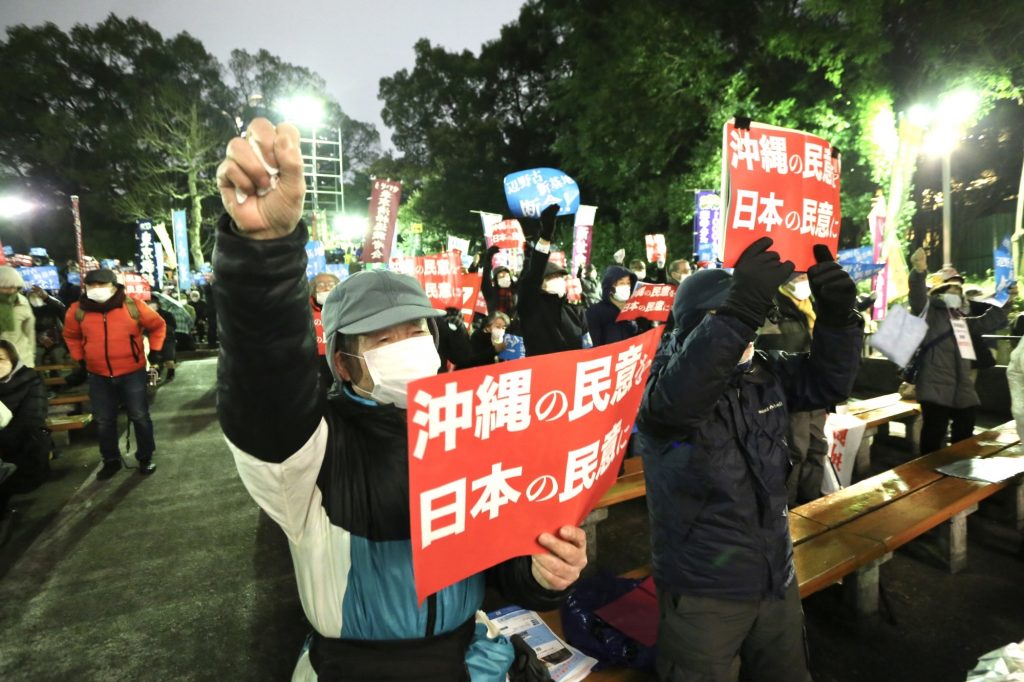 約800人が金曜日、東京都心で政府の「再軍備」計画に対して抗議デモを行なった。(ANJP Photo)