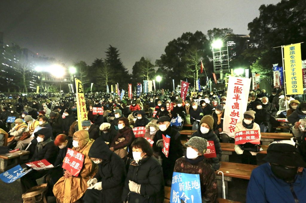 約800人が金曜日、東京都心で政府の「再軍備」計画に対して抗議デモを行なった。(ANJP Photo)