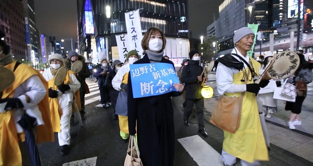 約800人が金曜日、東京都心で政府の「再軍備」計画に対して抗議デモを行なった。(ANJP Photo)