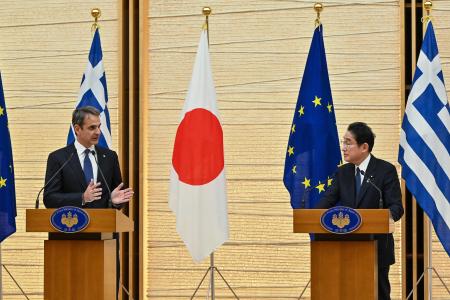 岸田文雄首相は３０日、ギリシャのミツォタキス首相と首相官邸で会談した。(AFP)