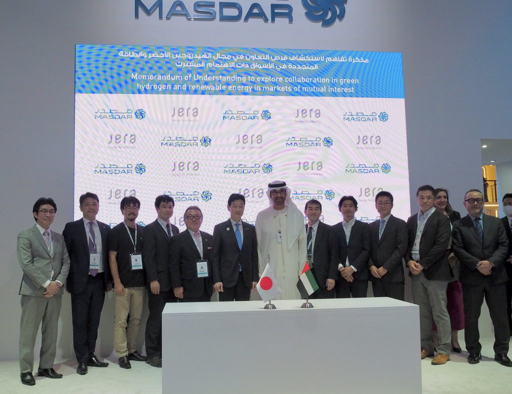 UAEのスハイル・モハメド・アル・マズルーイ・エネルギー・インフラ相と日本の西村康稔経済産業相( @nishy03 )。