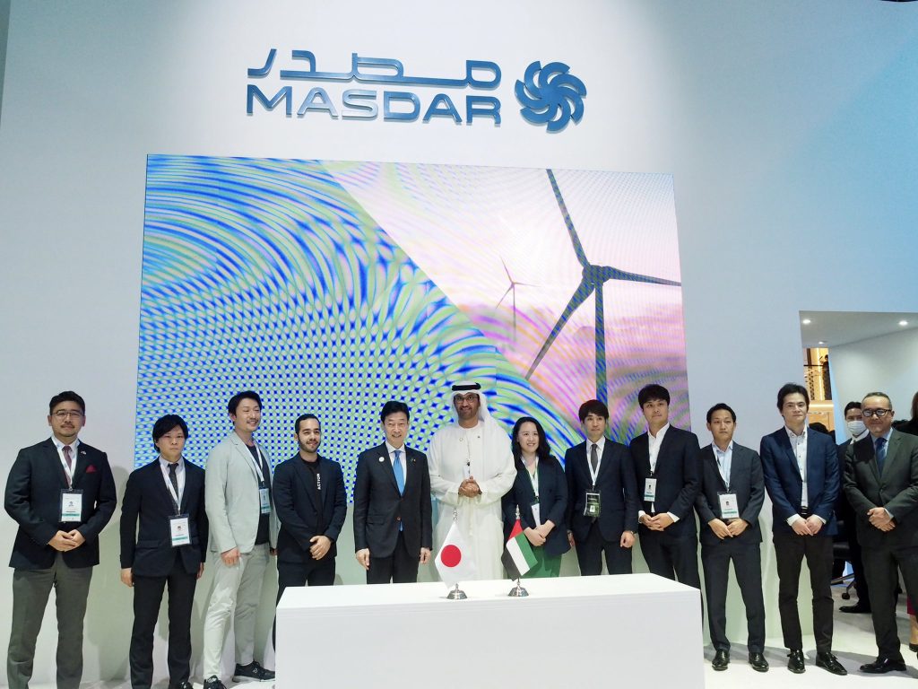 UAEのスハイル・モハメド・アル・マズルーイ・エネルギー・インフラ相と日本の西村康稔経済産業相( @nishy03 )。
