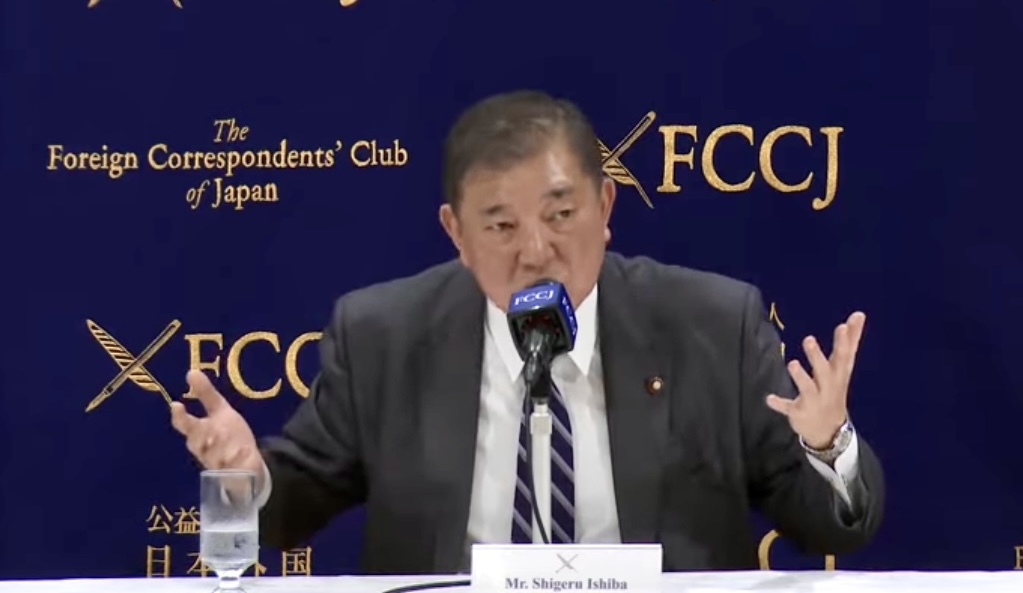 東京での記者会見で質問に答える石破茂元防衛相(ANJ)