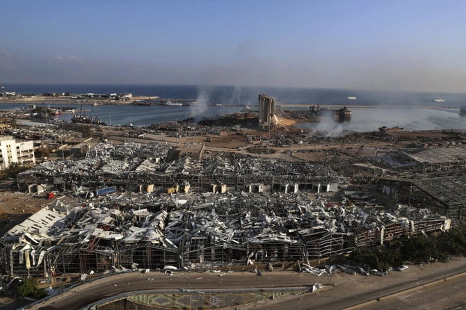 2020年8月5日水曜日、レバノンのベイルート港で発生した悲劇的な爆発事故。現場から煙が立ち昇る。（ファイル写真：AP）