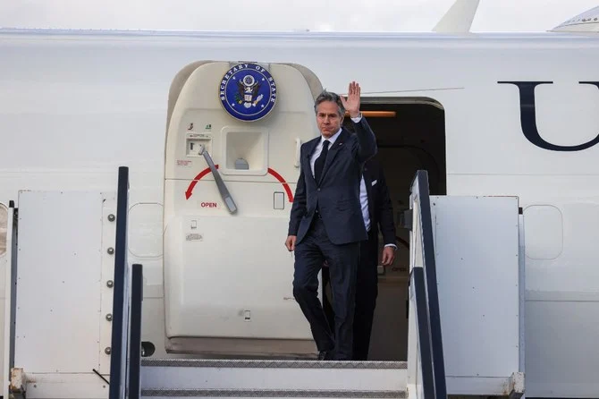 イスラエル・テルアビブ近くのベングリオン空港に到着し、飛行機から降りるアントニー・ブリンケン米国務長官。（AFP）