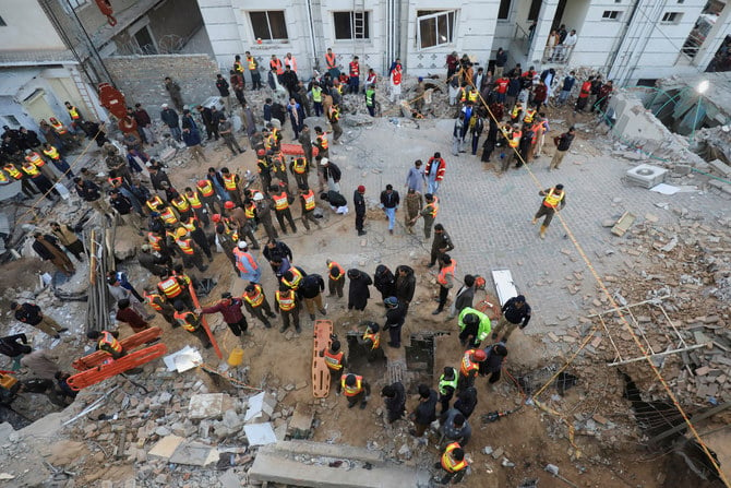2023年1月30日、パキスタン、ペシャワールのモスクで発生した自爆攻撃の後、崩落した屋根の下の生存者を探す救助隊員（ロイター通信）