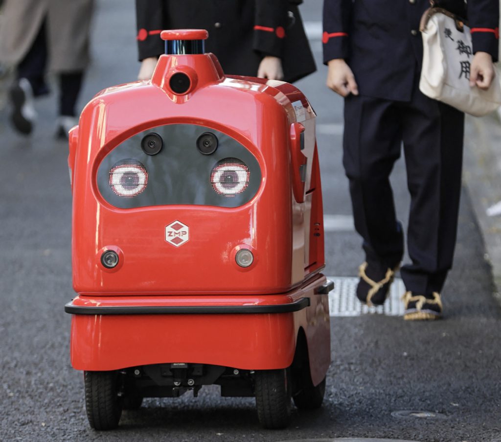 人が遠隔で監視し自動運転で走る配送ロボット。最大時速は６キロ (AFP)