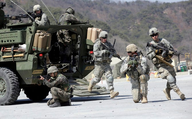 韓国ソウル北部抱川にあるロドリゲス射撃場で実施された毎年恒例の韓米合同演習「フォールイーグル」の一環である実弾射撃訓練の最中に位置につこうとしている米軍第25歩兵師団第2ストライカー旅団戦闘団と韓国兵士（AP）。