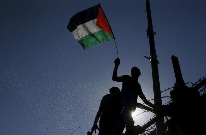 ガザ地区で開催されたパレスチナカップのサッカーの試合で、観客がパレスチナの旗を振る。（ファイル/ロイター）