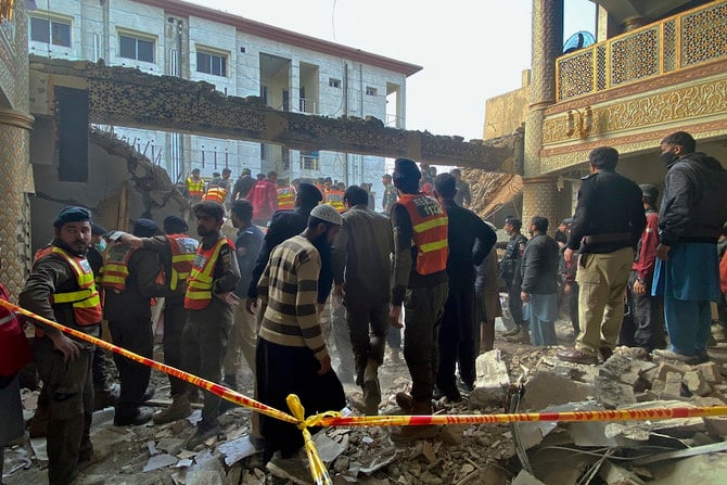 1月30日、パキスタン北西部の都市ペシャーワルのモスクで自爆テロが発生し、礼拝に集まった人々から多くの死傷者が出た。（AP）
