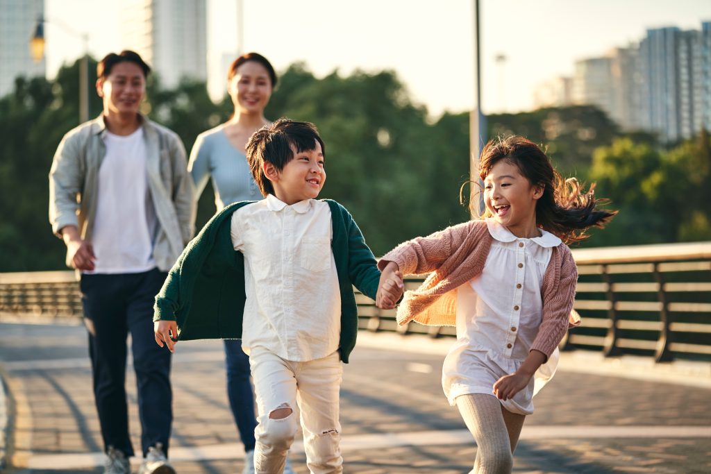 政府は、日本の首都で 18 歳までの子供がいる世帯に 5,000 円の給付金を提供することを計画している。 (シャッターストック)