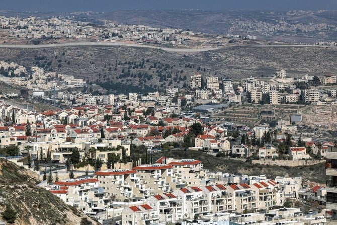 イスラエルに併合されている東エルサレムの北部にある入植地ピスガット・ゼエヴとパレスチナ人の村ヒズマ、および占領下のヨルダン川西岸地区にあるパレスチナ人地区アル・ラム。2023年1月25日、シュアファトのパレスチナ人難民キャンプから撮影。(AFP)