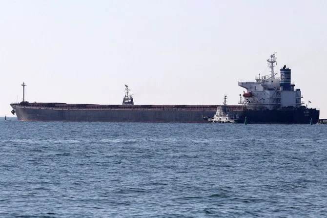 このファイル写真には、マーシャル諸島船籍のばら積み貨物船 MVグローリーが、2022年8月7日にウクライナのチョルノモルスク港を出港する姿が写されている。（AFP）