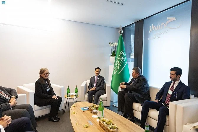 ダボスで開催中の世界経済フォーラムの傍らで会談するサウジアラビアのファイサル・ビン・ファルハーン外相とチュニジアのナジュラ・ブーデン首相。（SPA）