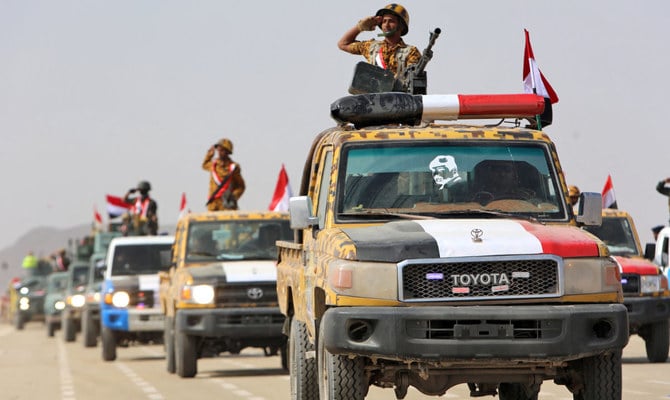 国際的に承認されているイエメン政府を支持する戦闘員が、北東部のマアリブ県で軍事パレードに参加している。（AFP/ファイル）