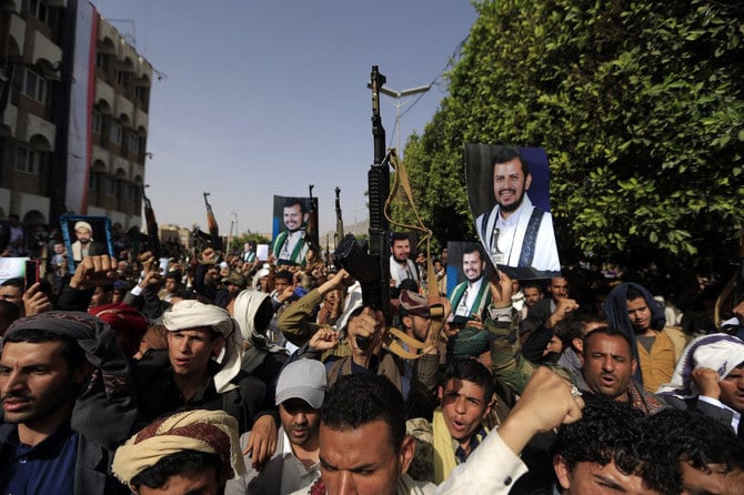 イエメンのならず者組織、フーシ派の支持者が、サヌアで開かれている集会で、指導者であるアブデルマリク・アル・フーシ氏をカルト的に賞賛している。（2022年6月3日撮影）（AFPの資料写真）