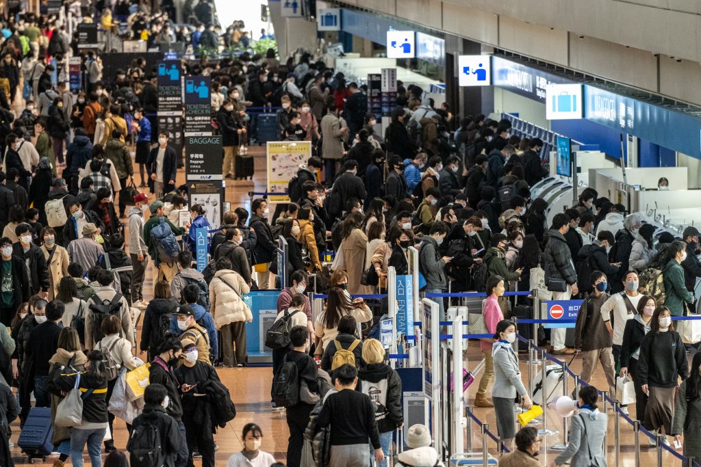 日本政府は月曜日、中国本土からの訪問者に対するCOVID-19国境管理を緩和すると発表した。 (AFP)