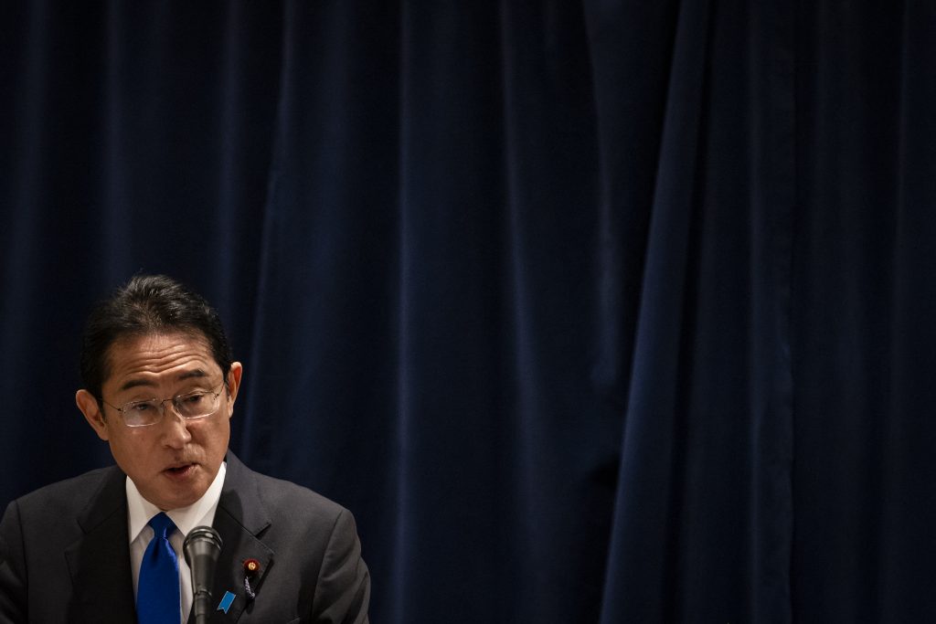 西村原子力防災担当相は「首相の考えを原子力規制庁長官に伝達する」と説明した。(AFP)