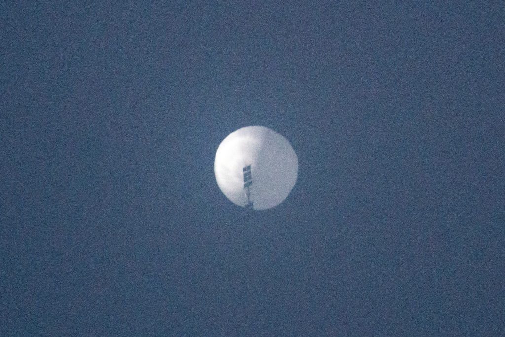 2023年2月1日、モンタナ州ビリングス上空に浮かぶ中国のものとみられる偵察用気球。（AFP）