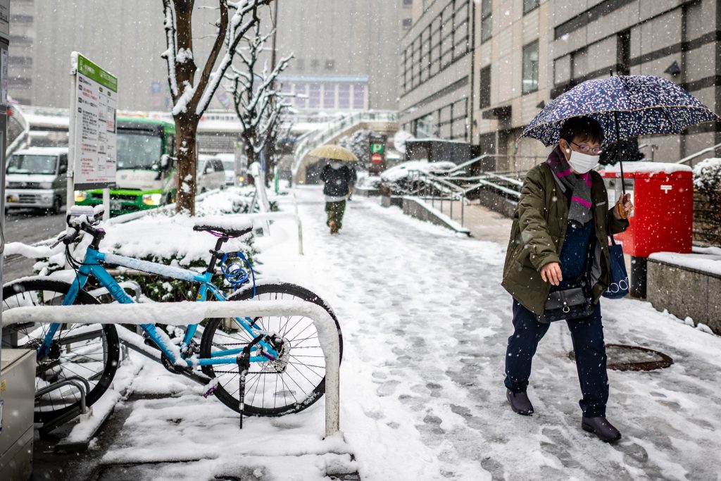 金曜日に降雪と雨が日本の多くの地域を襲った。 (AFP)