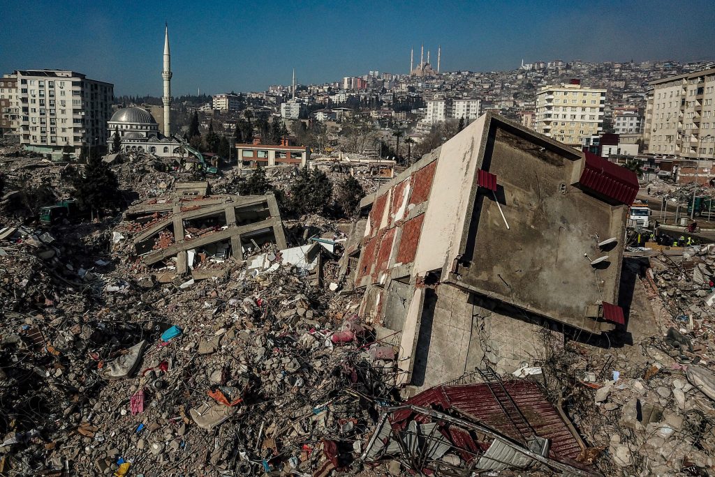2023年2月14日トルコ南東部のカフラマンマラで救助活動中に倒壊した建物を写した航空写真 （AFP）