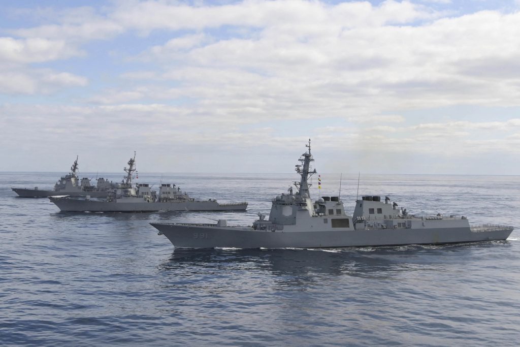 日米韓のイージス艦が日本海で共同訓練を行った。 (AFP)