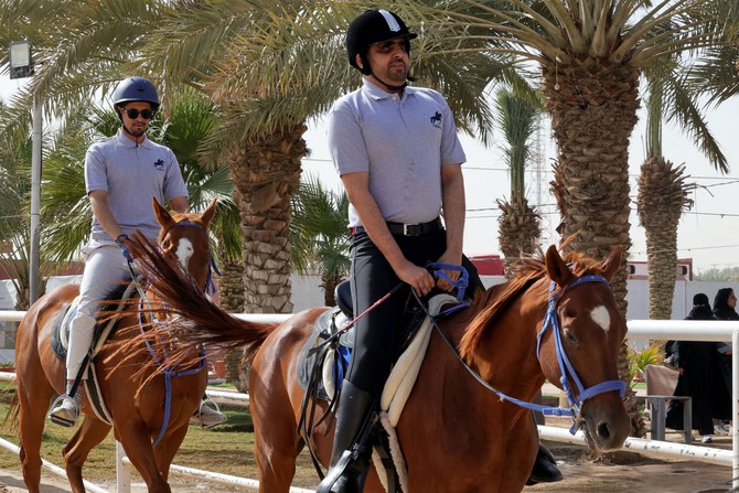 リヤド東部にあるメダル乗馬センターでのトレーニングセッションで馬に乗るサウジアラビアの盲目の男性たち、バドル・アル・シャラリ騎手（右）とアブドゥル・ラーマン・アル・オタイビ氏。AFP