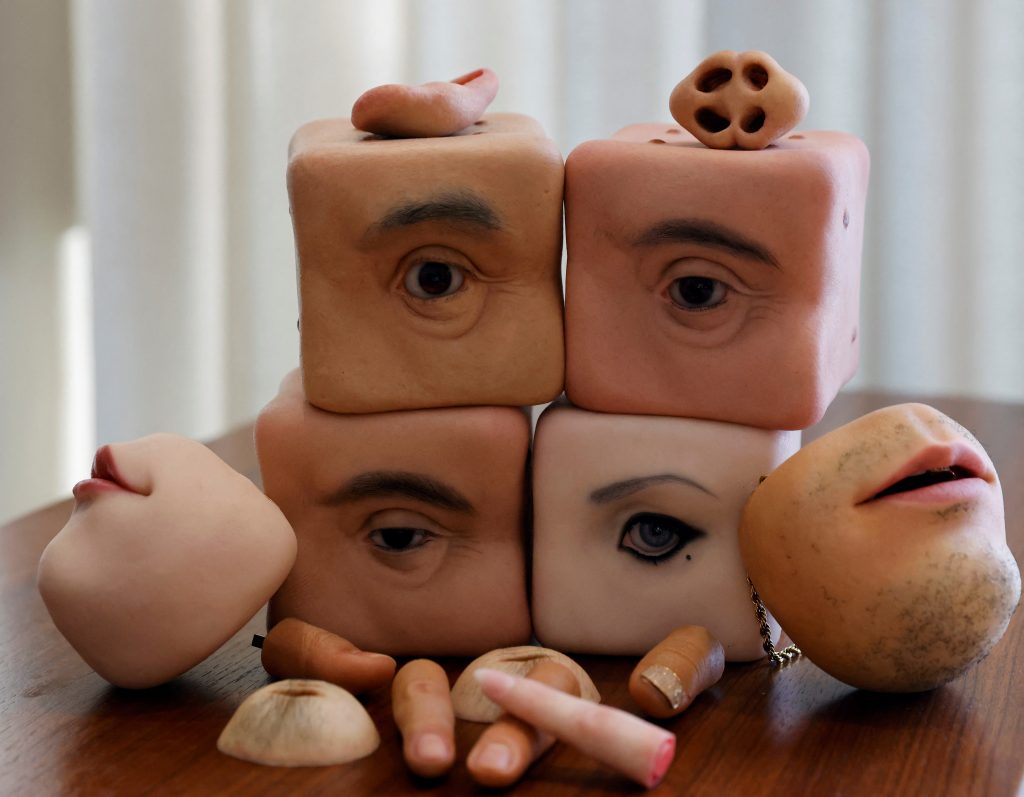 制作を依頼される作品の多くはオーダーメイドで、顧客から体の一部をかたどってほしいという要望を受けると宍戸氏は言う。(REUTERS/Kim Kyung-Hoon)